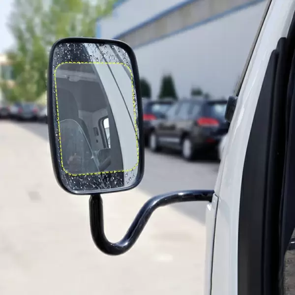 Soikea taustapeilin tai sivupeilin kalvo sumu- ja sadesuojalla 
