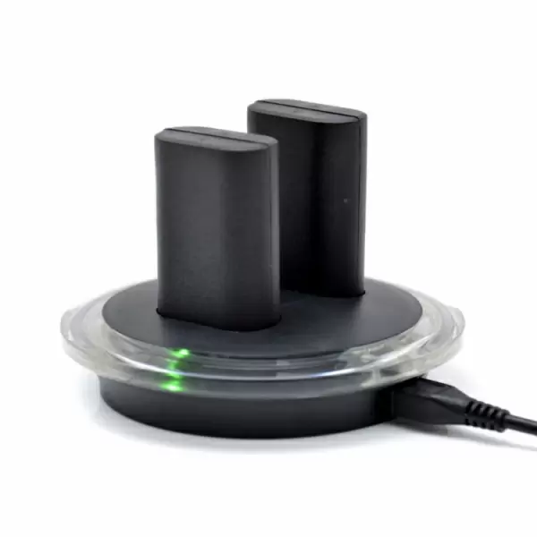 Kaksi uudelleen ladattavaa akkua, USB-kaapeli ja latausasema Xbox ONE-ohjaimelle