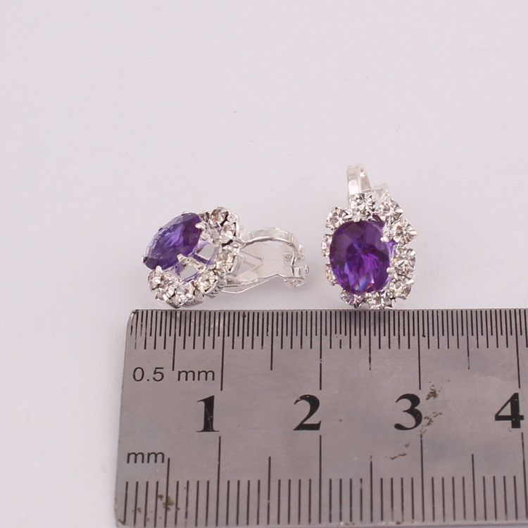 Muodikas violetti perhostyylinen korvakoru 