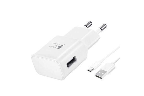 USB laturi Type-C -kaapelilla 